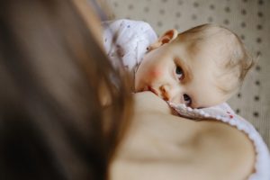 A vajúdás és szülés alatt használt gyógyszerek, beavatkozások hatása a szoptatásra