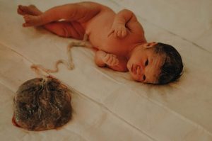 Szülés – hagyományok és szerepek a születés körül